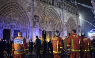 310x190_pompiers-devant-facade-dame-nuit-15-16-avril-2019-alors-incendie-ravage-cathedrale-sous-maitrise.jpg
