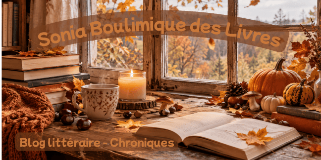 Livres ouverts et empilés sur une vieille table en bois, entourés de citrouilles, champignons, marrons, feuilles d’automne et bougie, devant une ancienne fenêtre donnant sur une forêt aux couleurs automnales.